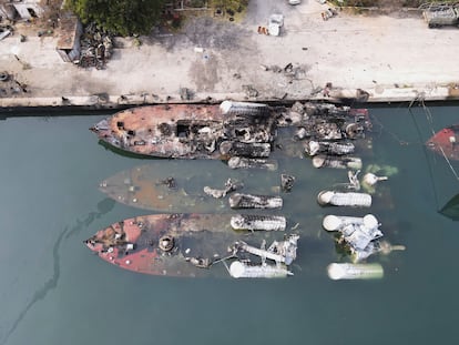 Buques de guerra de la Armada siria, destruidos por un bombardeo israelí en el puerto de Latakia. 