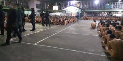 Agentes antidrogas vigilan a los presos de la cárcel de Cebú.