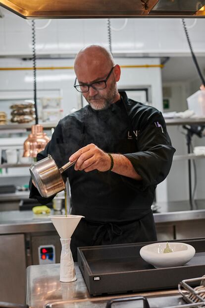 David Grussaute limpia las plantas acuáticas en una mezcla de agua de mar y dulce. La imagen ha sido proporcionada por el restaurante UNIC.