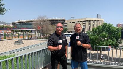 Rob Palmer, narrador de LaLiga para ESPN en Estados Unidos, y el analista Alejandro Moreno, a su izquierda, exinternacional con Venezuela, en el Camp Nou.