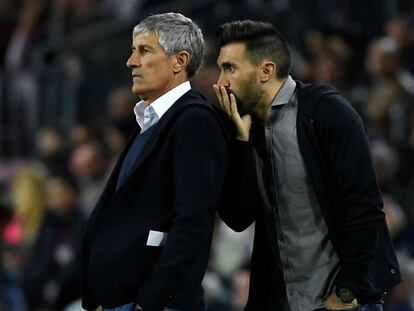 Eder Sarabia le susurra algo a Setién durante un encuentro con el Barça.