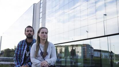 Antonio y Estela, padres de Andrea, ante el hospital de Santiago el pasado 24 de septiembre.