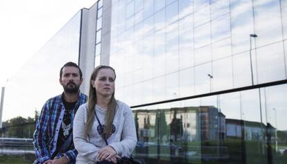 Antonio y Estela, padres de Andrea, ante el hospital de Santiago el pasado 24 de septiembre.