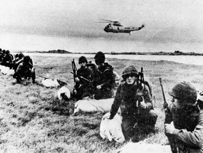 Soldados argentinos aterrizando desde un helicóptero Sea King cerca de Puerto Stanley, en 1982. Los combates en estas islas del Atlántico Sur arrojaron un saldo de 649 argentinos y 255 británicos muertos.