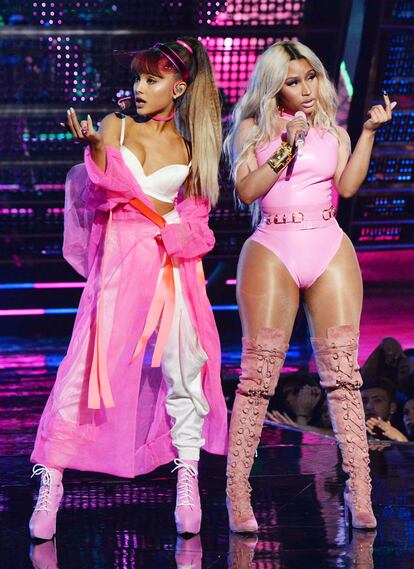 Con Nicki Minaj, actuando en los MTV VMA’s en 2016.
