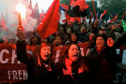 Trabajadores chilenos participan en la marcha del Primero de Mayo en Santiago de Chile.  