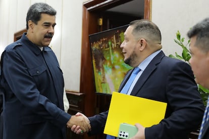 Nicolás Maduro saluda al diputado José Brito, coordinador del movimiento Primero Venezuela, ahora próximo al régimen, durante una reunión celebrada en Caracas el pasado día 2.