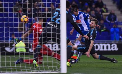 El espanyolista Hernán Pérez bate a Rulli en el partido que abrió la jornada del pasado fin de semana.
