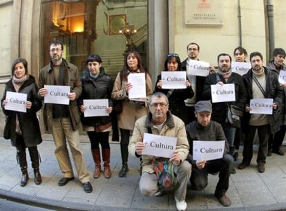 Entrega del escrito en la que los representantes de la cultura piden reunirse con Camps.