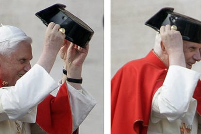 Momento en el que Benedicto XVI se coloca un tricornio de la Guardia Civil durante la audiencia de ayer en la plaza de San Pedro.