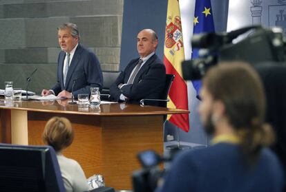 El ministro de Economía, Luis de Guindos,d., y el portavoz del Gobierno y ministro de Educación y Cultura, Íñigo Méndez de Vigo, durante la rueda de prensa posterior al Consejo de Ministros hoy en el Palacio de La Moncloa.