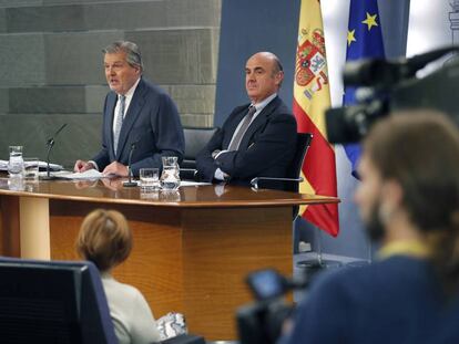 El ministro de Economía, Luis de Guindos,d., y el portavoz del Gobierno y ministro de Educación y Cultura, Íñigo Méndez de Vigo, durante la rueda de prensa posterior al Consejo de Ministros hoy en el Palacio de La Moncloa.