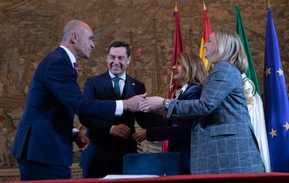 El alcalde de Sevilla, Antonio Muñoz, el presidente de la Junta de Andalucía, Juan Manuel Moreno, la ministra de Transportes, Raquel Sánchez, y la consejera andaluza de Fomento, Marifrán Carazo, tras la firma del convenio para el tramo Norte de la Línea 3 del metro de Sevilla.