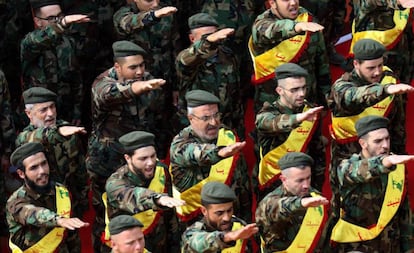 Miembros de Hezbolá durante el funeral de varios combatientes muertos en Siria.
 