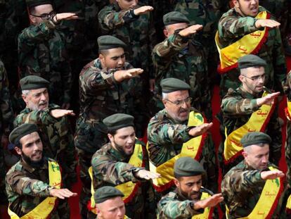 Miembros de Hezbolá durante el funeral de varios combatientes muertos en Siria.
 