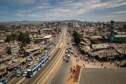 El Proyecto de Tránsito por Ferrocarril Ligero (LRT) de Addis Abeba ha mejorado el sistema de transporte público de la ciudad y ha creado 6,000 puestos de trabajo.