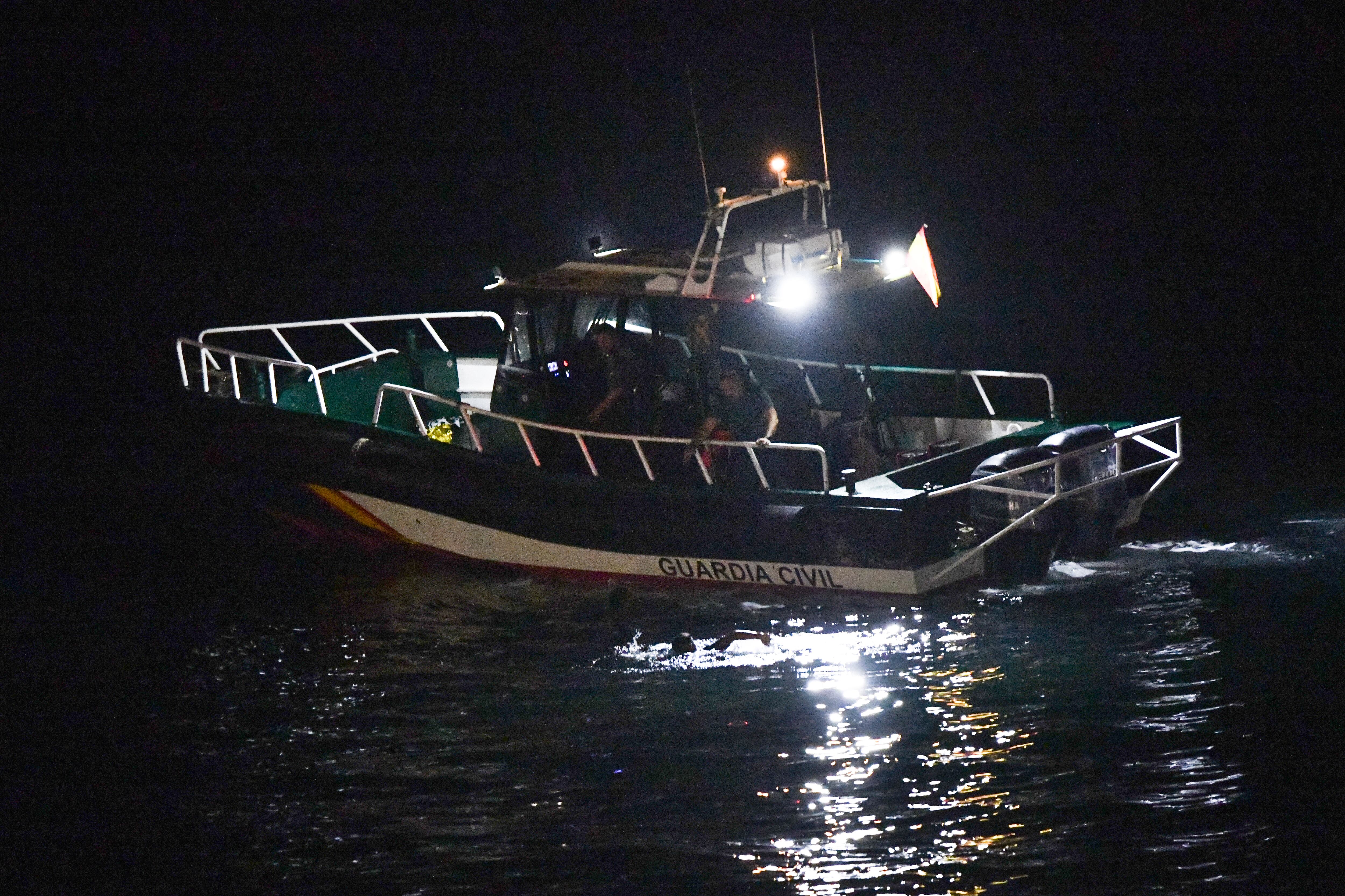 Cerca de 200 personas intentan entrar a nado a Ceuta desde Marruecos