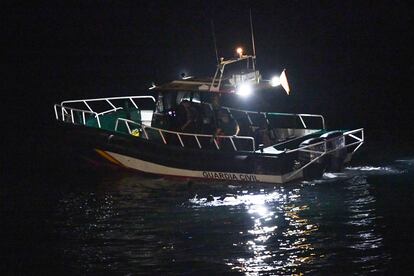 Una patrullera de la Guardia Civil interviene durante una intensa noche en la frontera del Tarajal en Ceuta. 