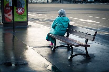 Una mujer descansa en un banco de Saint-Ouen, en la periferia del norte de París.