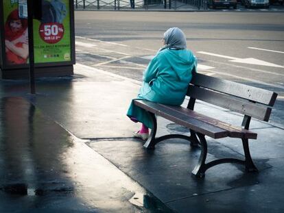 Una mujer descansa en un banco de Saint-Ouen, en la periferia del norte de París.