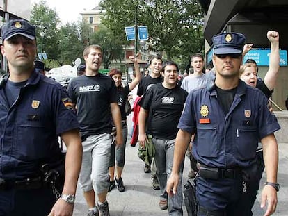 Varios de los acusados de quemar fotos del Rey, a su llegada a la Audiencia Nacional para declarar.