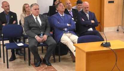 De izquierda a derecha, en primera fila, uno de los agentes procesados, el juez Manuel Penalva y el fiscal Miguel Ángel Subirán, ambos jubilados, este lunes, en Palma.