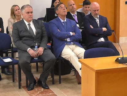 De izquierda a derecha, en primera fila, uno de los agentes procesados, el juez Manuel Penalva y el fiscal Miguel Ángel Subirán, ambos jubilados, este lunes, en Palma.