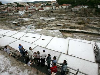 Los visitantes pueden recorrer las sorprendentes cuadrículas de Salinas de Añana, en Álava, que se utilizan desde el siglo IX.