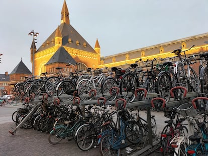 Aparcamiento para bicicletas con dos pisos junto a la estación central de Copenhague. 