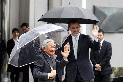 El rey Felipe VI y el emperador Akihito, en 2017, a su llegada al Centro de Prevención de Desastres de la ciudad de Shizuoka para conocer la cotidiana labor educativa y de concienciación con la que se prepara la capacidad de respuesta de la población ante el riesgo de terremotos y tsunamis.