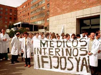 Huelga de médicos interinos en el hospital Clínico de Madrid en marzo pasado.