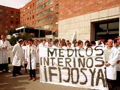Huelga de médicos interinos en el hospital Clínico de Madrid en marzo pasado.