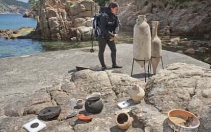 Algunos de los objetos arqueológicos hallados en la cala de Aiguablava, Begur.
