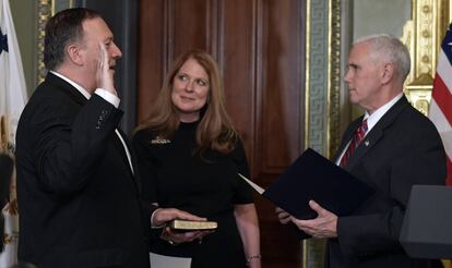 Mike Pompeo, junto a su mujer, jura ante el vicepresidente Pence, ayer en Washington.