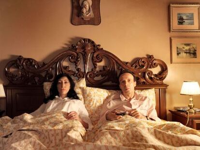 Roberto Benigni y Monica Nappo, pensando cada uno en sus cosas en &#039;A Roma con amor&#039; (2012), de Woody Allen. 