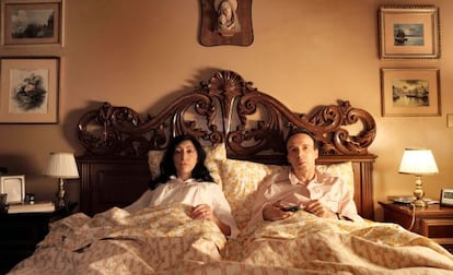 Roberto Benigni y Monica Nappo, pensando cada uno en sus cosas en &#039;A Roma con amor&#039; (2012), de Woody Allen. 