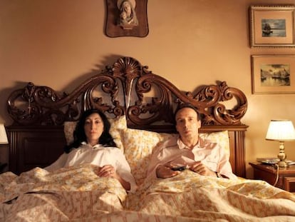 Roberto Benigni y Monica Nappo, pensando cada uno en sus cosas en &#039;A Roma con amor&#039; (2012), de Woody Allen. 