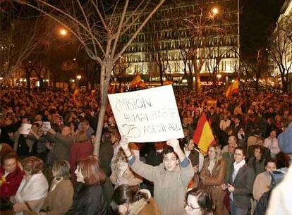 Cientos de personas se concentran la Castellana en protesta por la decisión del Gobierno de atenuar la pena a De Juana.