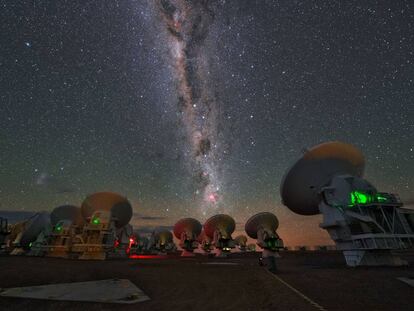 As antenas do telescópio ALMA, no Chile, um dos que foram usados para captar a fusão das duas estrelas de nêutrons.