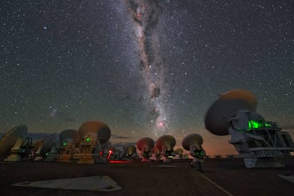 Las antenas del telescopio ALMA, en Chile, uno de los que se usaron para captar la fusi&oacute;n de las dos estrellas de neutrones.