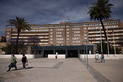 Entrada del hospital Virgen del Rocío de Sevilla, el 8 de mayo.