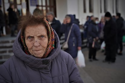 Refugiados llegados a Brovari, a las afueras de Kiev, esperaban su turno el viernes para registrarse y recibir ayuda.