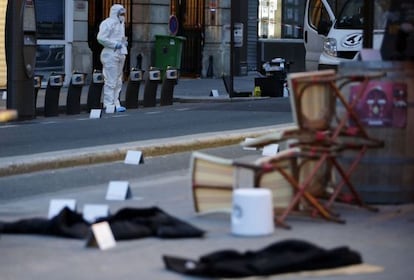 Un forense inspecciona una de las zonas del ataque, esta mañana.