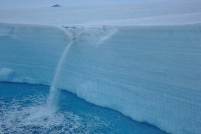 Cascada de agua proviniente de un glaciar