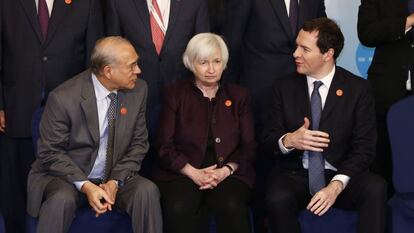 La presidenta de la Fed, Janet Yellen, entre el secretario general de la OCDE, &Aacute;ngel Gurr&iacute;a, y el canciller del Exchequer brit&aacute;nico, George Osborne.