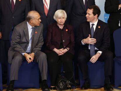 La presidenta de la Fed, Janet Yellen, entre el secretario general de la OCDE, &Aacute;ngel Gurr&iacute;a, y el canciller del Exchequer brit&aacute;nico, George Osborne.