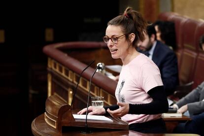 La portavoz de la CUP, Mireia Vehí, durante su intervención este domingo en la sesión de investidura de Pedro Sánchez.