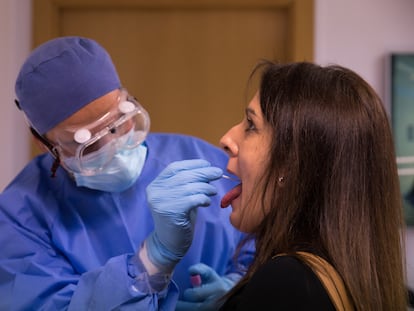 Una trabajadora sanitaria realiza una prueba PCR a una vecina en el Centro de Especialidades El Arroyo, en Fuenlabrada el pasado agosto.
