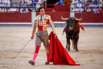 Juan de Castilla, equipado con unas bermudas, durante su faena al tercero de la tarde.