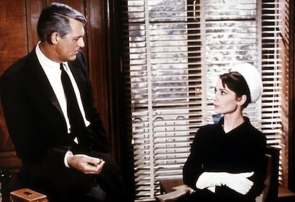 Gary Grant y Audrey Hepburn en un fotograma del filme 'Charada', dirigido por Stanley Donen.